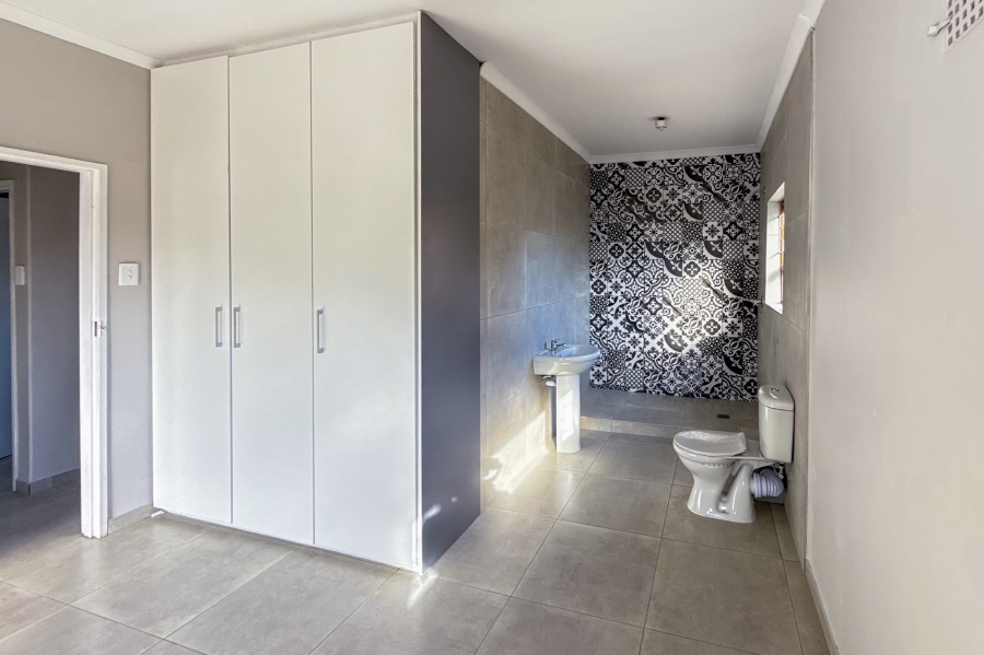 5 Bedroom Property for Sale in Monte Vista Western Cape